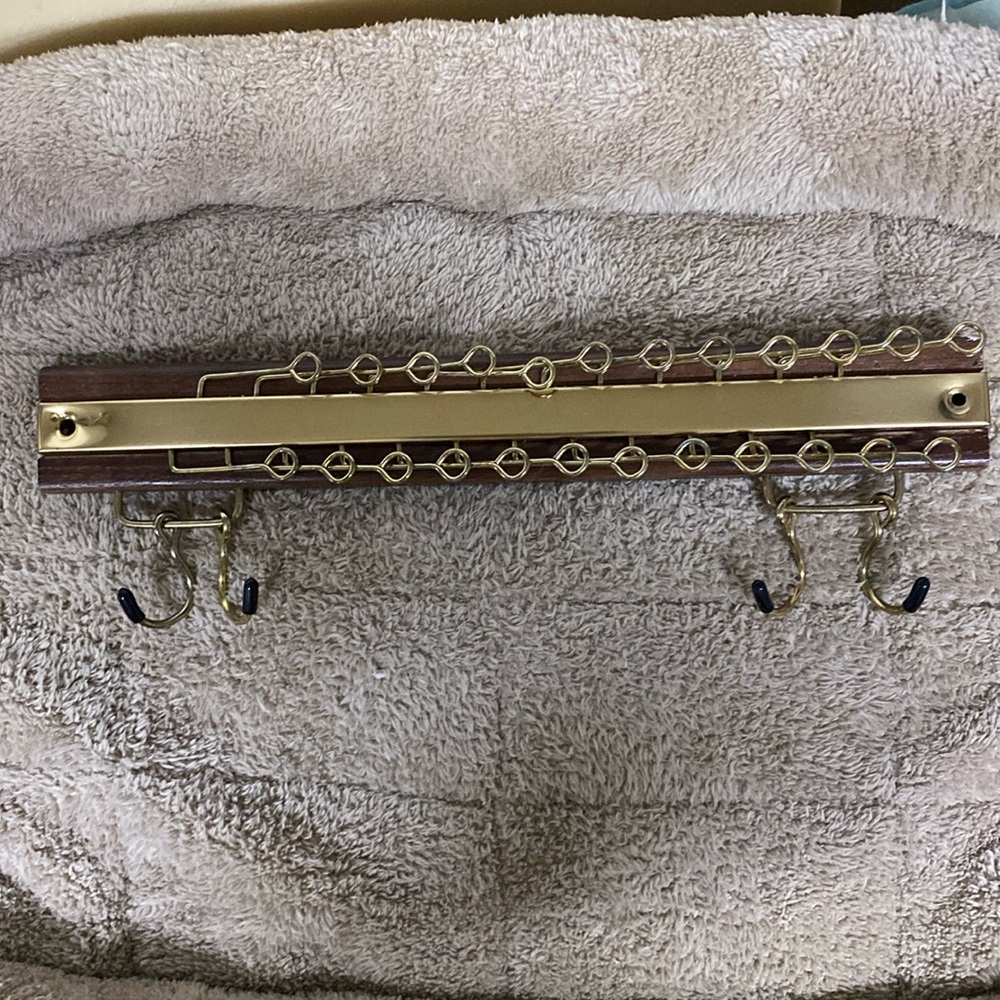 Tie rack wall mounted